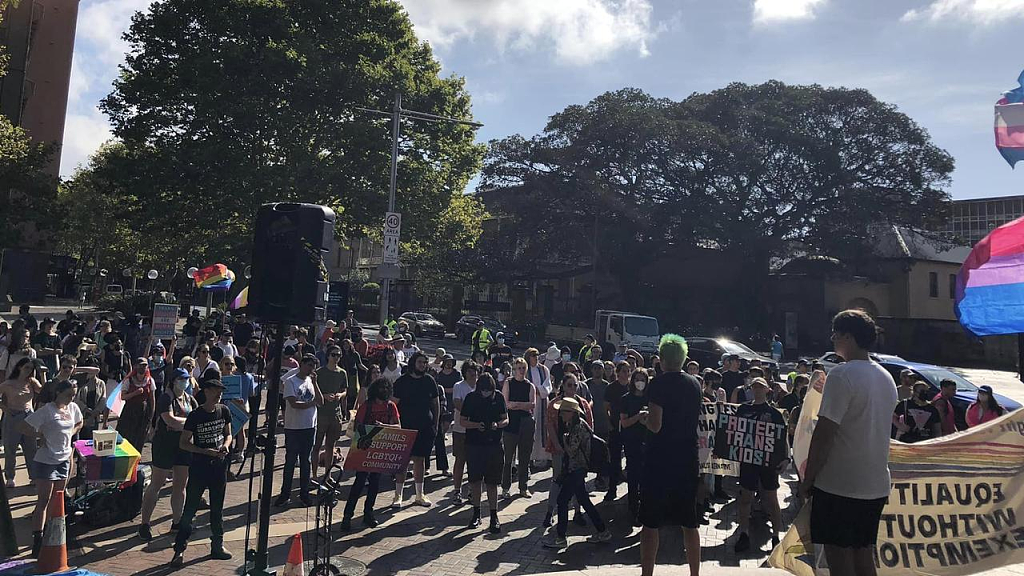 近百人聚集悉尼CBD，加入LGBTQI+支持团队，反对极右翼宗教团体示威活动（视频/组图） - 4