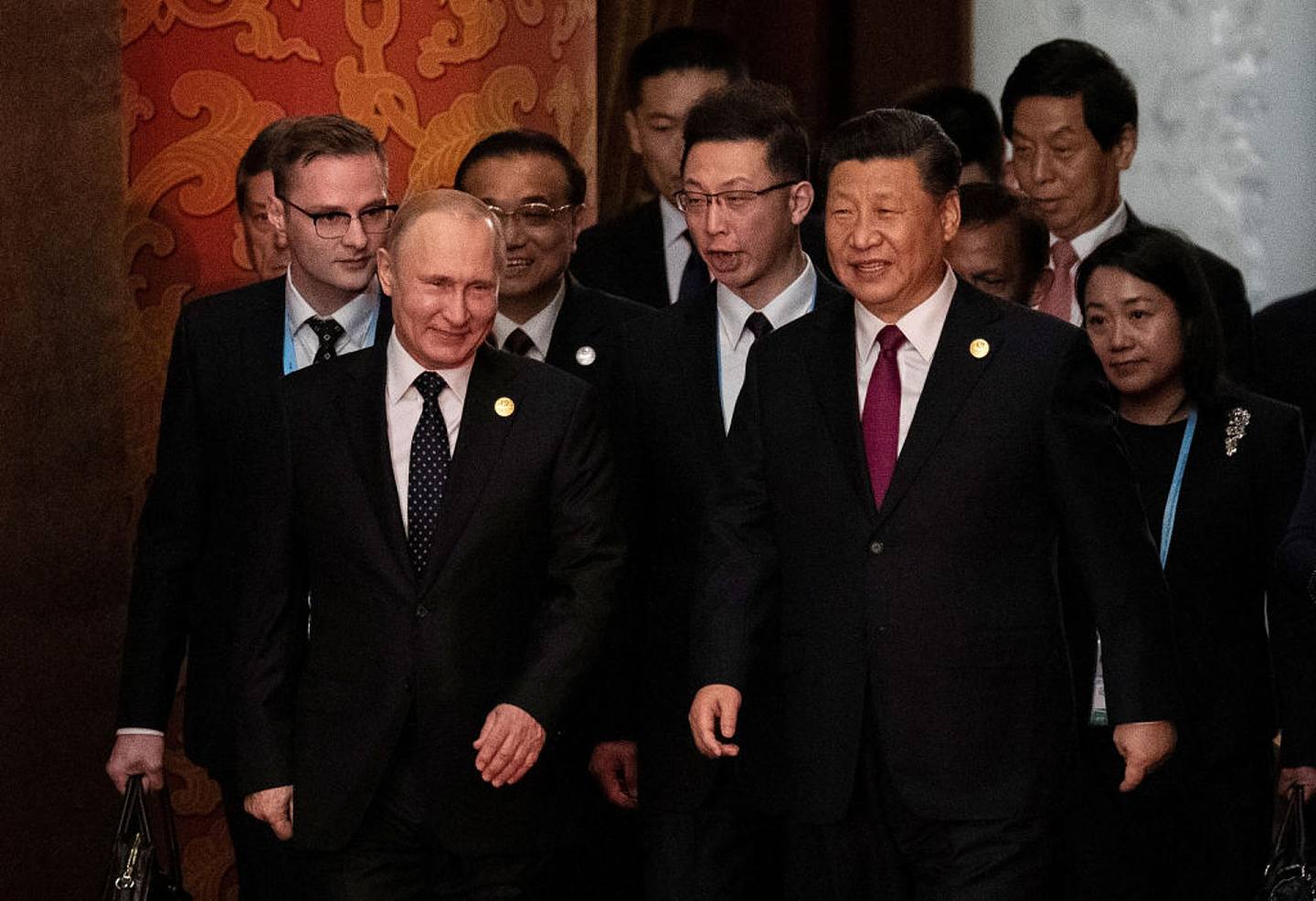 中俄關係：中俄合作，用中方的說法是「沒有止境、沒有禁區、沒有上限」。圖為俄羅斯總統普京2019年訪華期間，與中國國家主席習近平一同前往北京人民大會堂出席歡迎晚宴。（Getty）