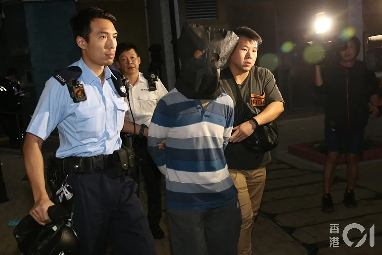 兇嫌是72歲何姓老翁，被警方逮捕帶回警署偵辦。翻攝自《香港01》