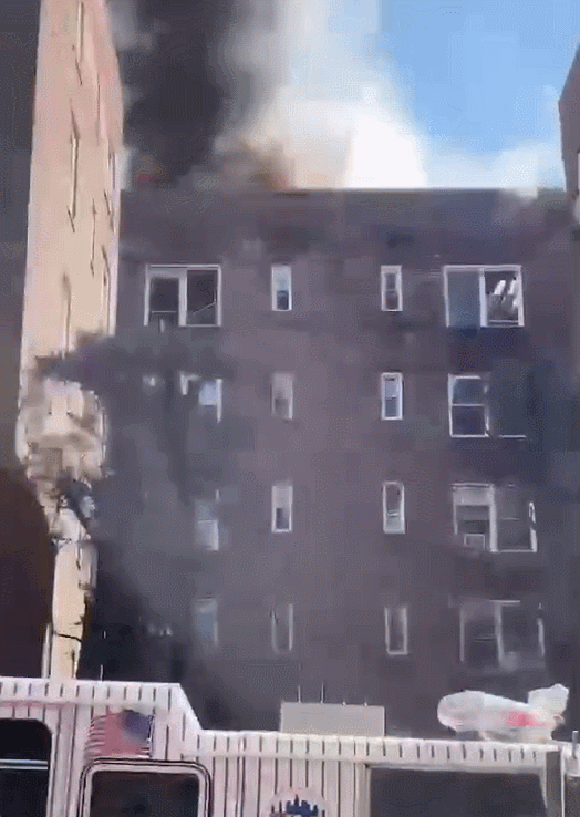 出动十辆救护车，公寓屋顶烧穿！华人亲历：当时在烧菜，听见“火烧了”，赶紧遁逃（视频/组图） - 1
