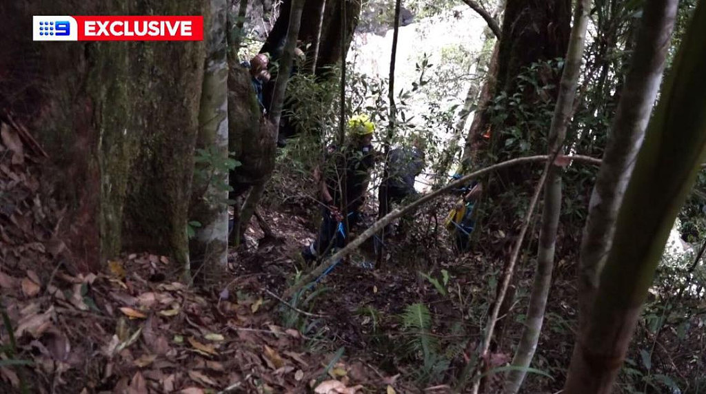 惊险！昆州男子坠落20米悬崖，全身多处骨折，救援直升机紧急出动（组图） - 3