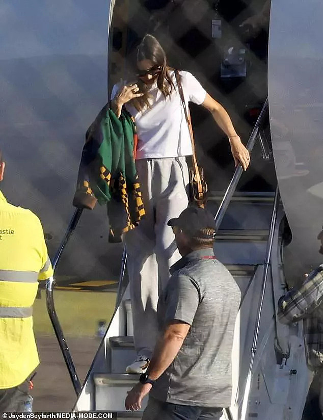 超模米兰达和富豪老公乘私人飞机回澳洲，穿露脐上衣秀性感腹肌（组图） - 4