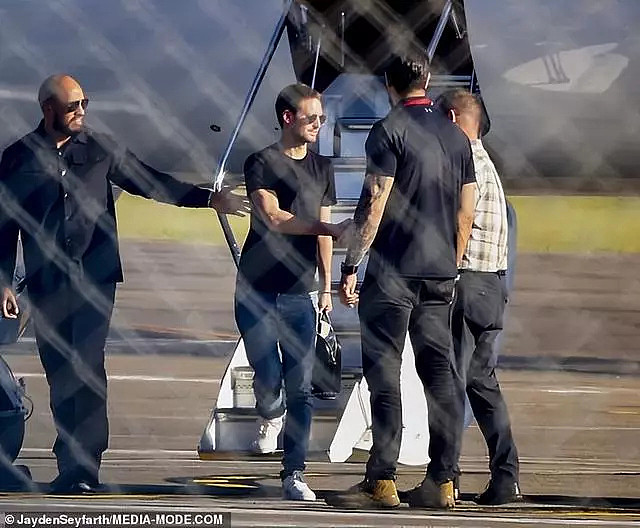 超模米兰达和富豪老公乘私人飞机回澳洲，穿露脐上衣秀性感腹肌（组图） - 6