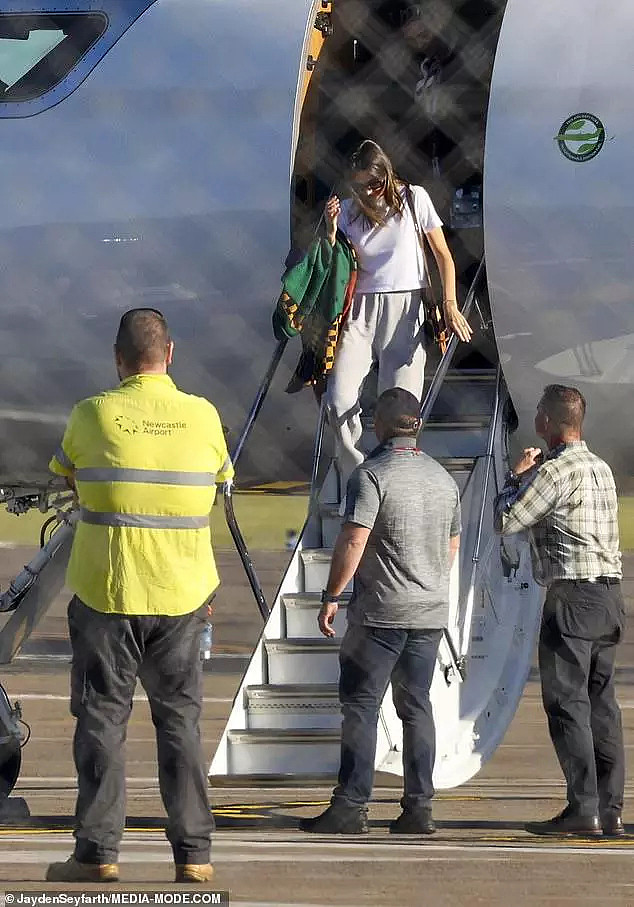 超模米兰达和富豪老公乘私人飞机回澳洲，穿露脐上衣秀性感腹肌（组图） - 10