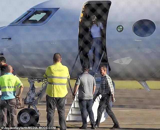 超模米兰达和富豪老公乘私人飞机回澳洲，穿露脐上衣秀性感腹肌（组图） - 11