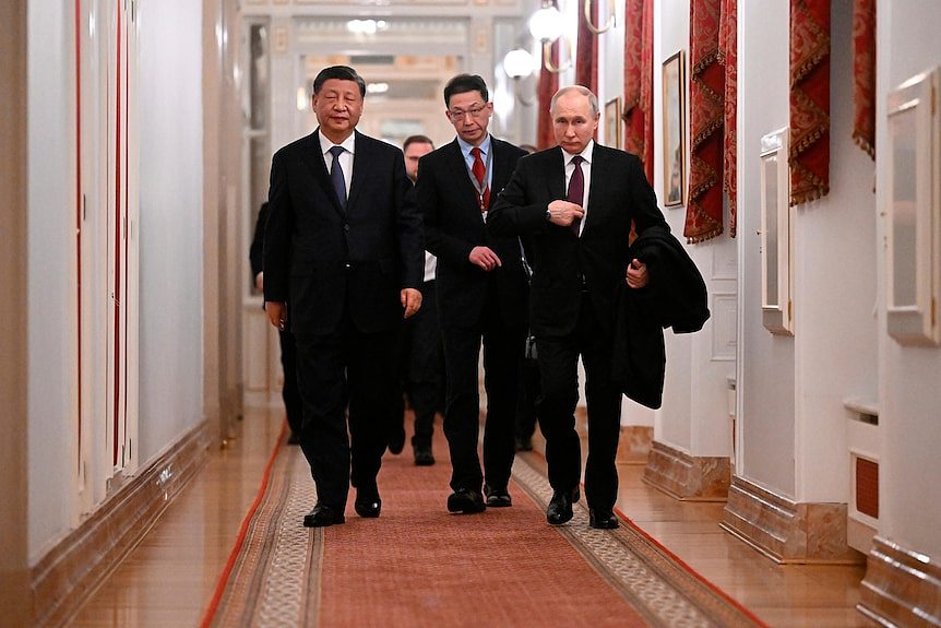 习近平和普京一同走在走廊上