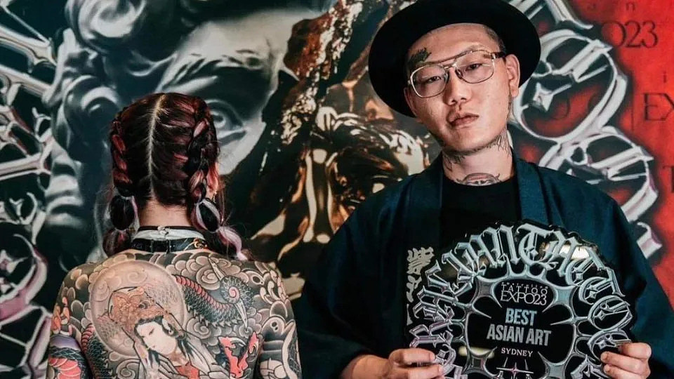 嘻哈歌手彫柏參加澳洲國際刺青博覽會，獲頒最佳亞洲風格組的第1名「Best asian art」殊榮。（圖／混血兒娛樂提供）