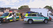 澳洲学校外发生车祸！2人被撞伤势严重，沿路车道封锁，过路司机注意绕行（组图）