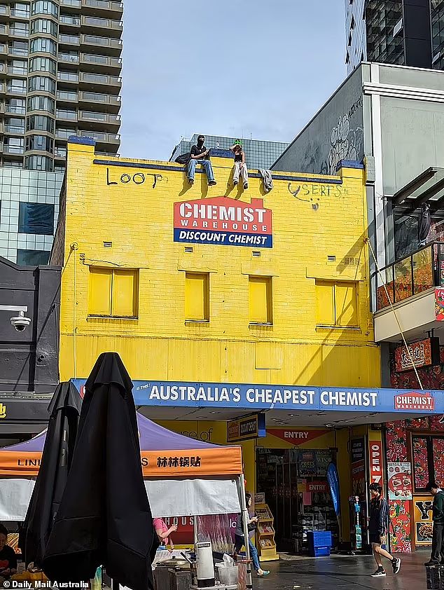 悉尼Chatswood一幕看呆路人！2少女商场楼顶抽水烟斗，朝行人扔东西博眼球（组图） - 3