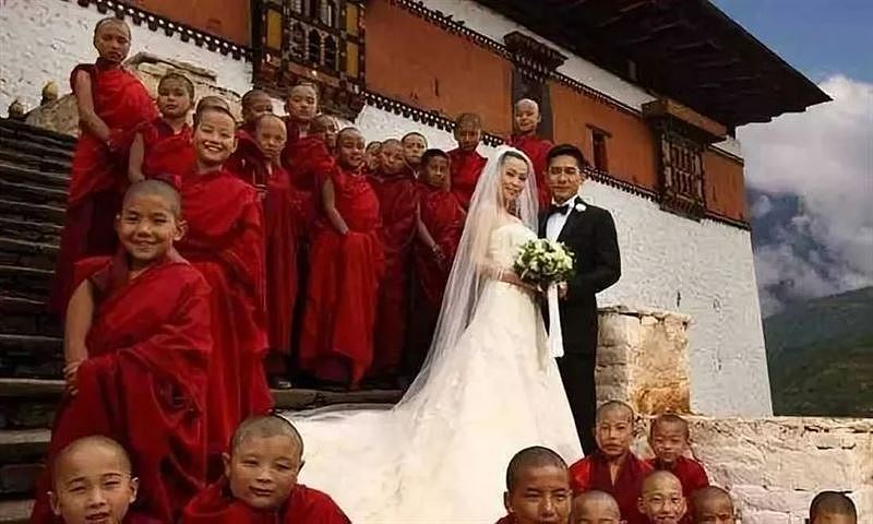 梁朝偉和劉嘉玲愛情長跑20年，終於在2008年前往不丹舉行浪漫婚禮。（圖／翻攝自微博）