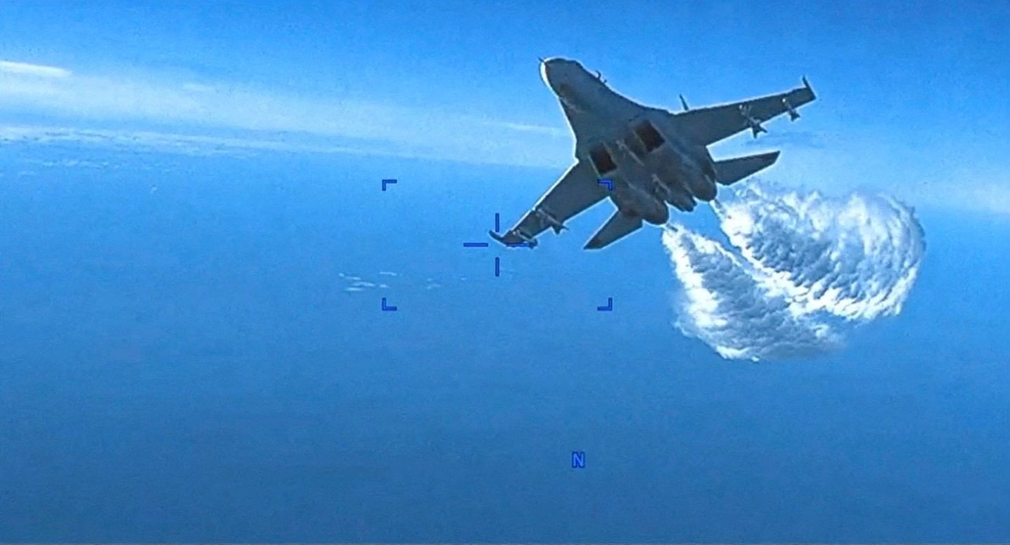 美国国防部公开的解密视频显示，俄罗斯苏-27战机在黑海上空，冲向美国无人驾驶MQ-9侦察机，并倾倒燃料。（图取自美国欧洲司令部/五角大厦/路透社）