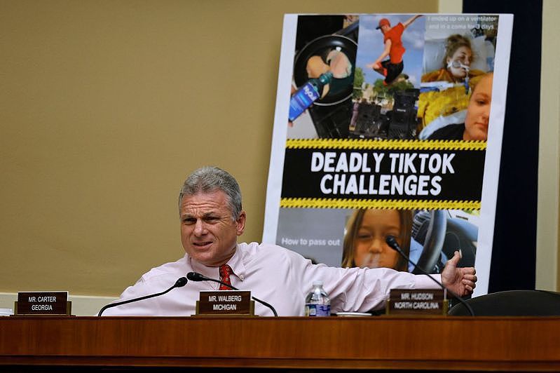 共和党籍国会众议员卡特质疑，TikTok上有许多「死亡挑战」会误导青少年用户。 (Getty Images)