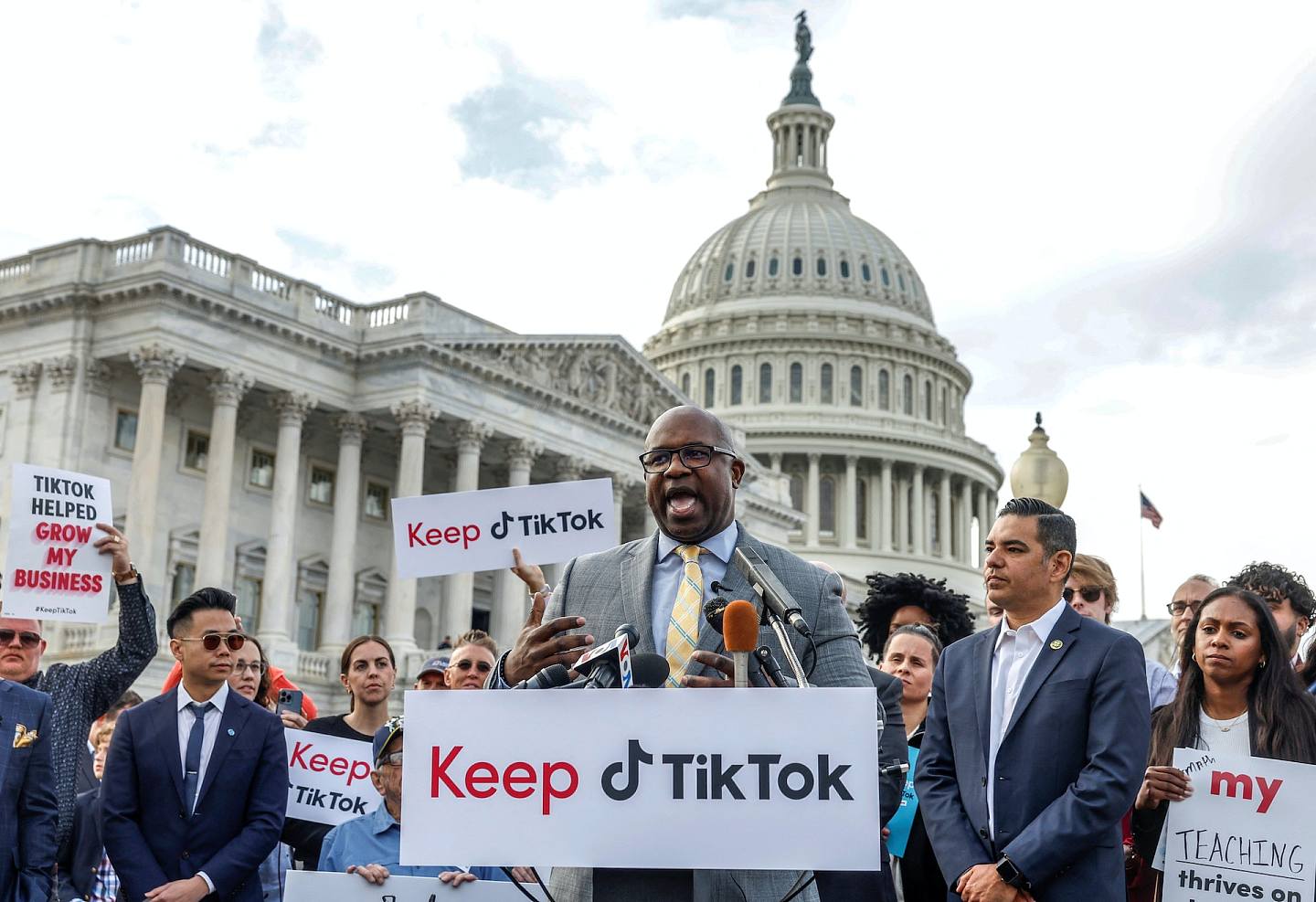TikTok CEO周受资接受质询之际，国会外有议员及示威者声援，要求「保留TikTok」。 （Rueters）