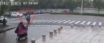 宁波一SUV撞倒老人和小孩后，又倒回二次辗轧！警方回应惹众怒（视频/组图） - 2
