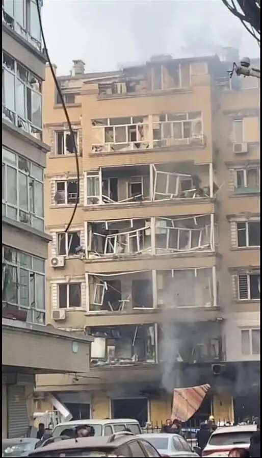 8人死伤！哈尔滨一小区发生爆炸，1到7楼全是碎片，现场浓烟滚滚（视频/组图） - 1