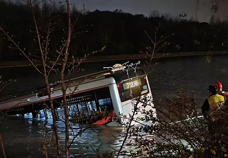 上海一公交车冲入河中，涉事司机被救出！警方通报：驾驶员疑操作不当（视频/图） - 1