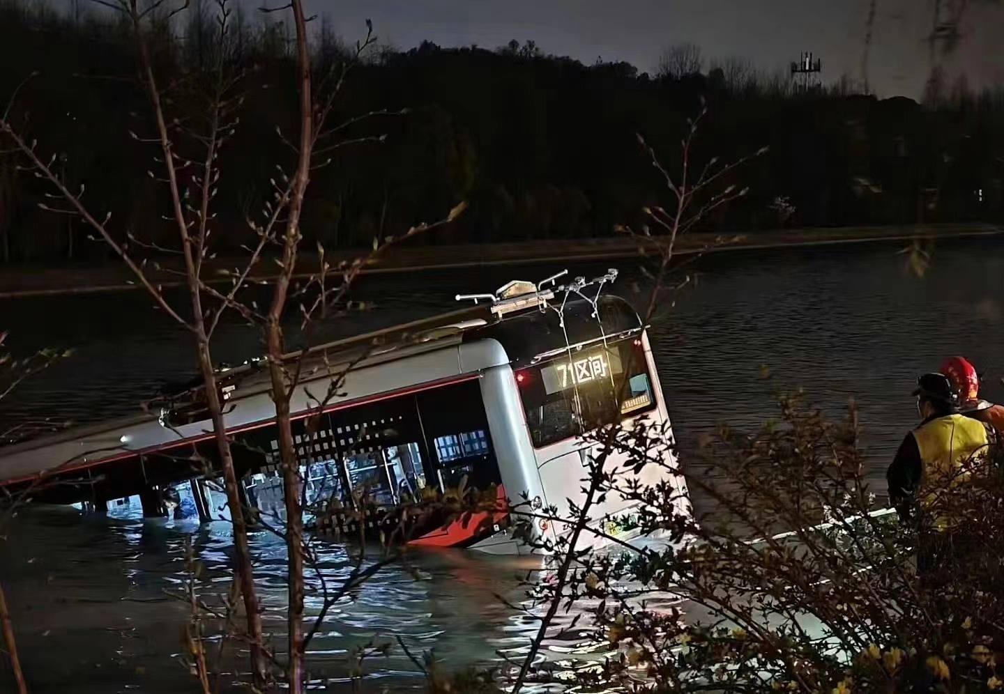 上海一輛巴士墮河，消防部門將巴士司機救出，司機被救時處於無意識狀態。（網絡圖片）