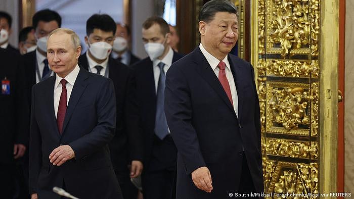俄国总统普京宣布核武转移计画与中俄联合声明内容相抵触，使中国陷入尴尬立场。图为习近平上週访俄时，习普两人出席欢迎仪式。