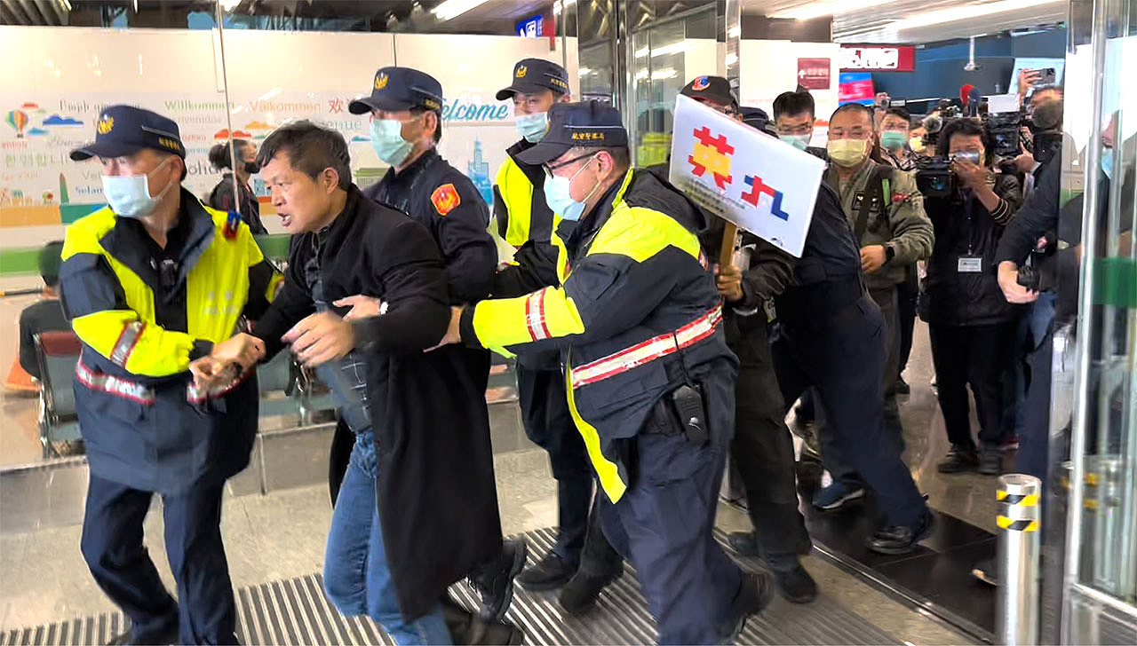 独派“台湾国”理事长陈峻涵27日在台湾桃园国际机场抗议马英九访中被警察架离出场。（记者夏小华摄）