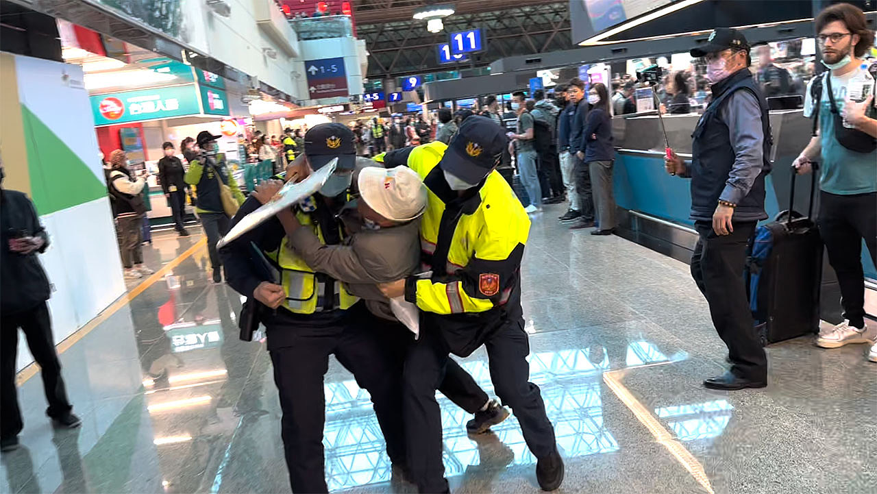 独派“台湾国”成员27日在台湾桃园国际机场抗议马英九访中被警察架离出场。（记者夏小华摄）