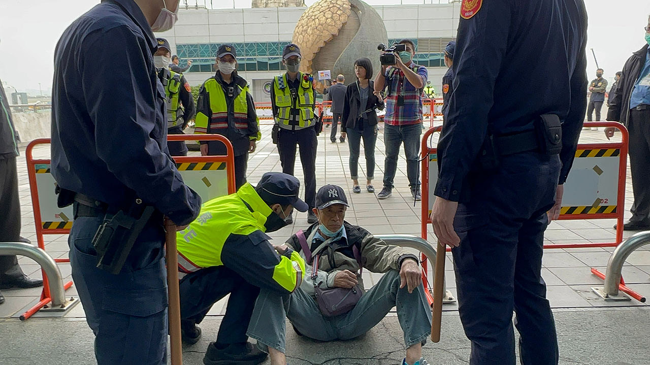 泥水工李先生27日自称从台中独自北上到桃园国际机场，抗议马英九访中。（记者夏小华摄）