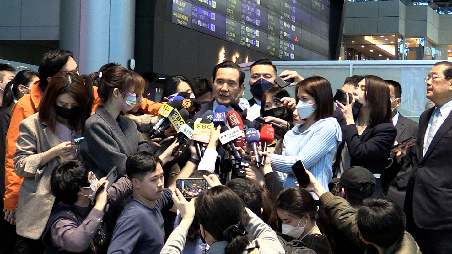 台湾前总统马英九27日启程访中之前，在台湾桃园国际机场发表简短讲话。（记者陈俊杰摄）