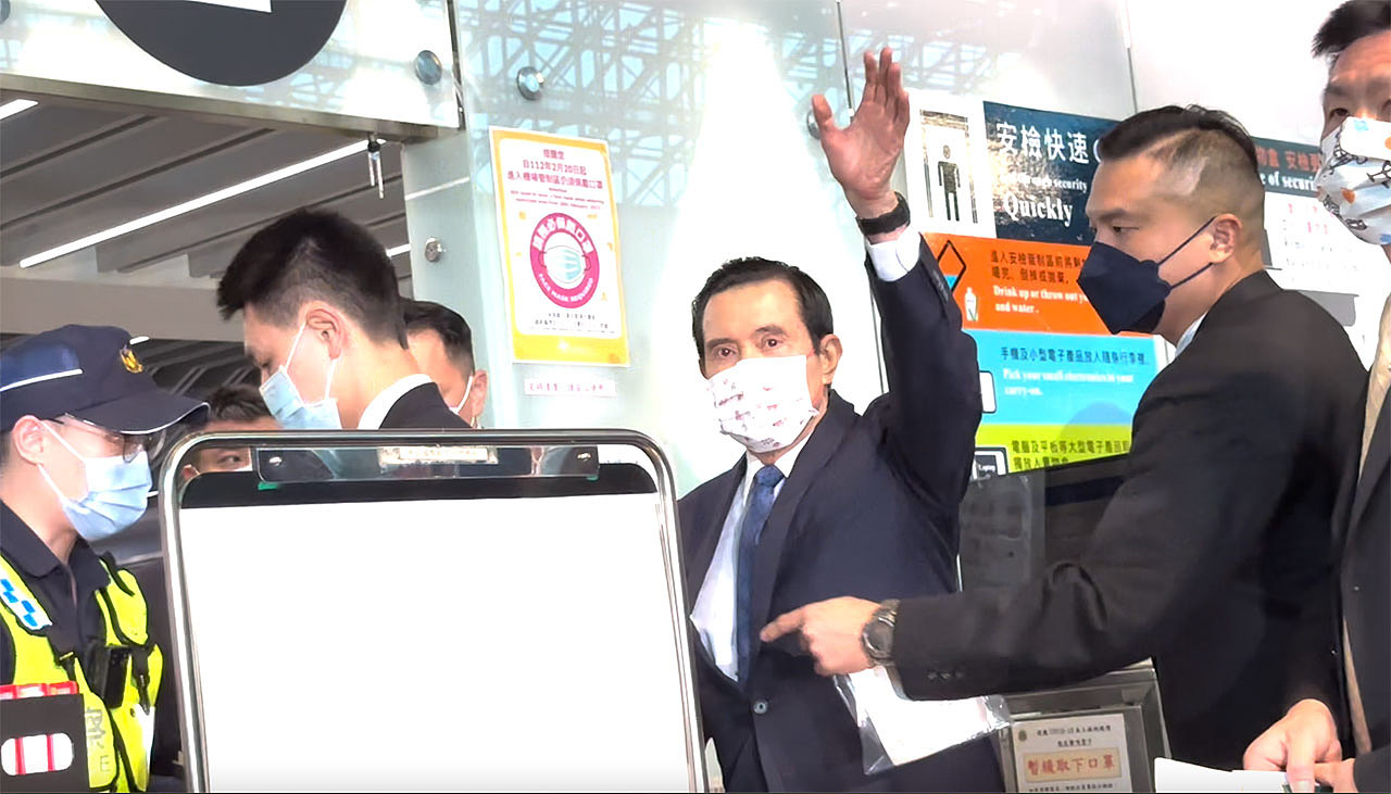 台湾前总统马英九27日在台湾桃园国际机场启程，飞往中国祭祖。（记者夏小华摄）