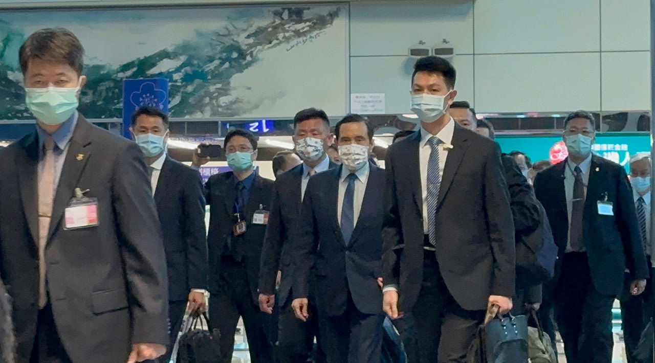 台湾前总统马英九27日在台湾桃园国际机场启程，飞往中国祭祖。（记者夏小华摄）