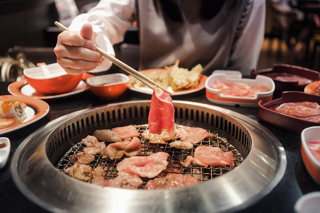 专家呼吁，烹饪时最好区分生食、熟食的烹调器具，处理完生肉之后务必洗手，减少细菌污染的可能性。 （图／Shutterstock）