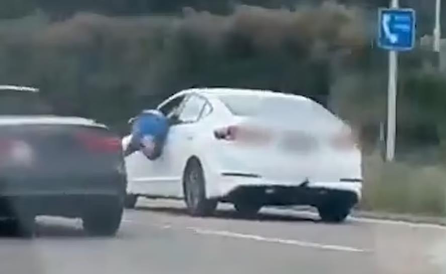 太疯狂！澳洲汽车高速狂飙，男子半个身子悬在窗外演“特技”（视频/组图） - 3