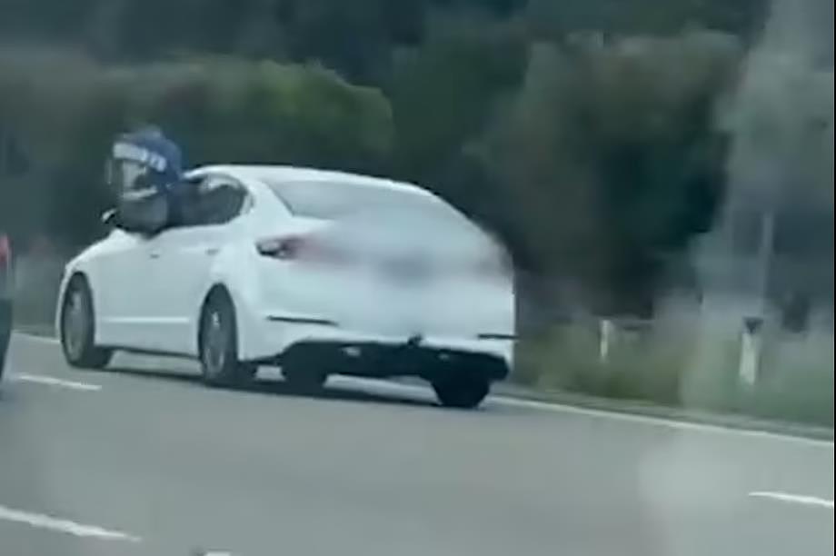太疯狂！澳洲汽车高速狂飙，男子半个身子悬在窗外演“特技”（视频/组图） - 2