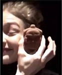 墨尔本疯子好多，种族歧视也越来越多！
早上在路上和朋友发语音，路过的一个白人面对面对我假笑，然后直接大声的模仿我说中文！
还有一次在ct，我和朋友走在QV那条街上，有个白人就阴森森笑着对我们说bitch
小红书上也有好多人在ct被抢劫被打了！
啊啊啊啊