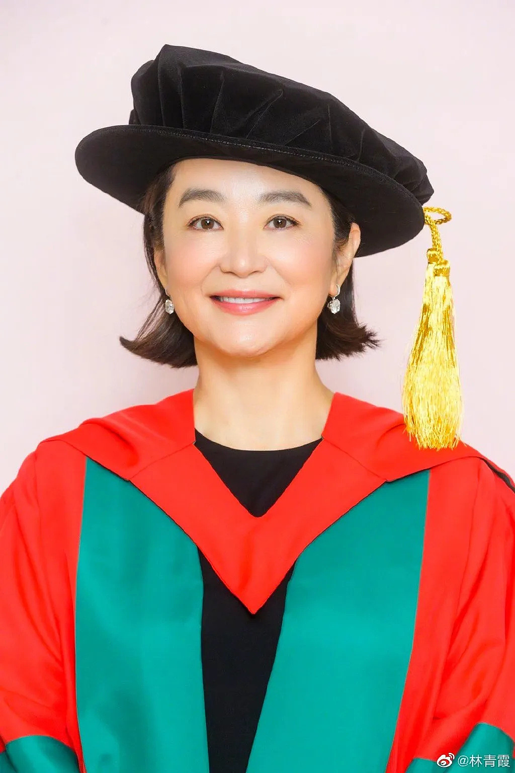 林青霞昨獲香港大學頒發名譽社會科學博士學位。本人微博