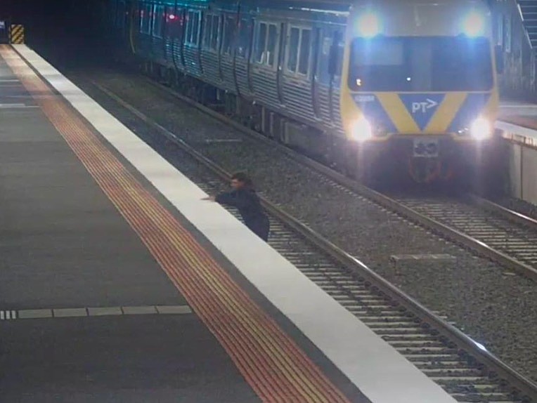 惊险！墨尔本男子一脚踩空跌落站台，火车正迎面而来...（组图） - 5