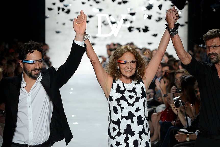 谷歌联合创始人谢尔盖-布林，以及设计师戴安-冯-弗斯滕伯格和伊万-米斯佩拉尔，在2012年的一场时装秀上为谷歌眼镜可穿戴技术做模特，走秀。