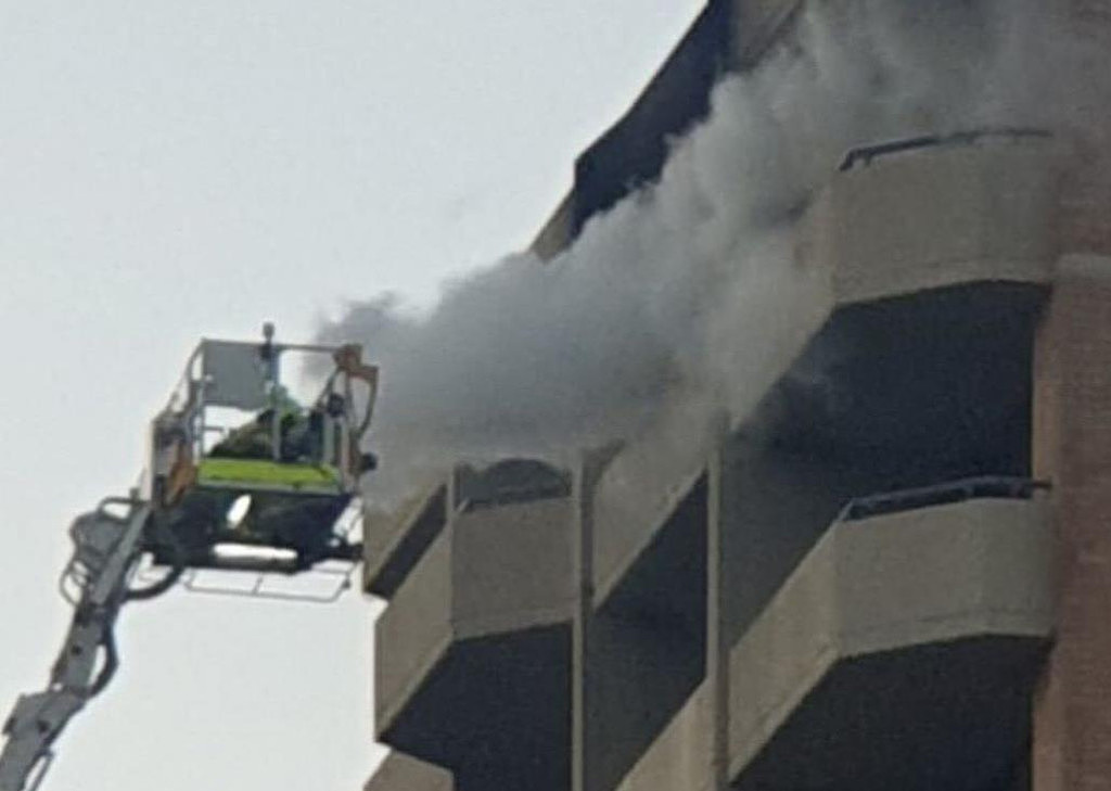 悉尼CBD公寓楼突发火灾！现场浓烟滚滚，14辆消防车赶抵救援，周边街道封锁（视频/组图） - 8