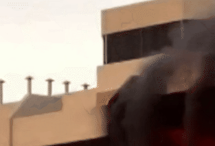 悉尼CBD公寓楼突发火灾！现场浓烟滚滚，14辆消防车赶抵救援，周边街道封锁（视频/组图） - 1