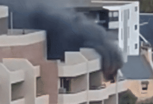 悉尼CBD公寓楼突发火灾！现场浓烟滚滚，14辆消防车赶抵救援，周边街道封锁（视频/组图） - 2