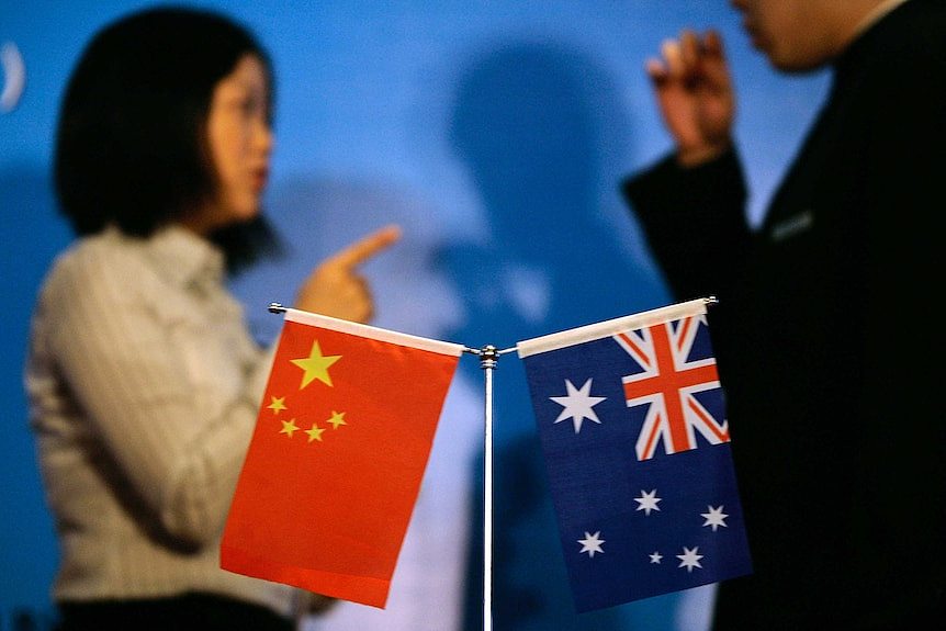 中澳两国国旗放在桌面上