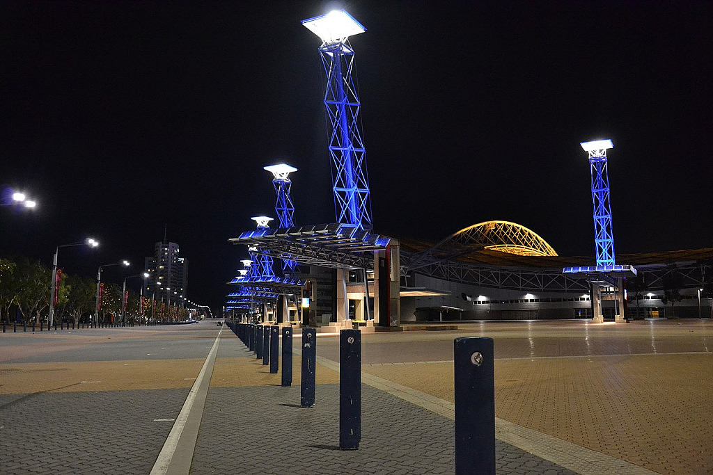 Olympic_Boulevard_Sydney_at_night_2012.jpg,0