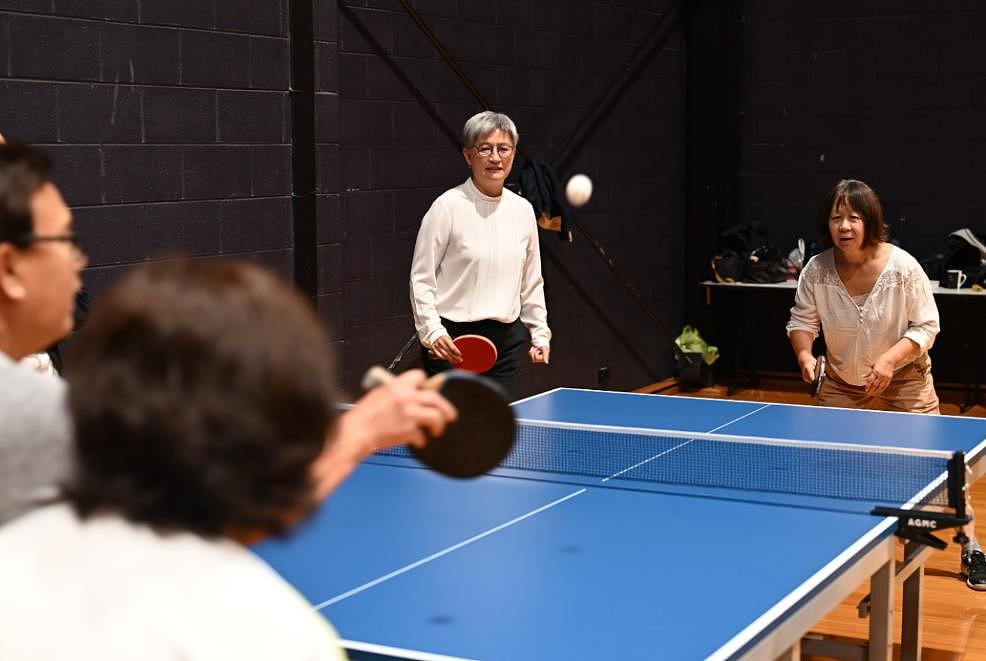 澳外长黄英贤携联邦议员到访墨尔本华社，打乒乓球再谈澳中关系（视频/组图） - 4