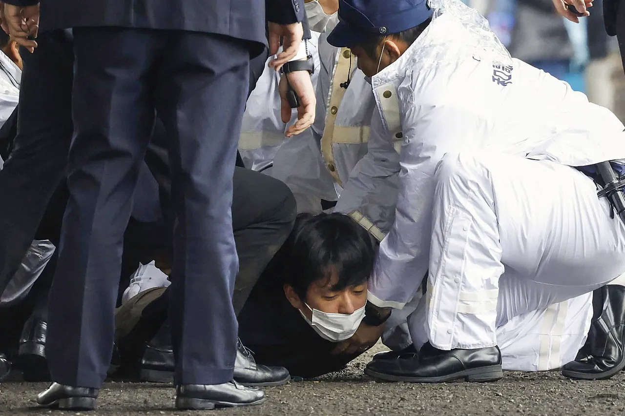日本首相岸田文雄15日在和歌山市一处渔港助选，现场遭人扔掷烟雾弹。 图为嫌犯被压制在地。 美联社