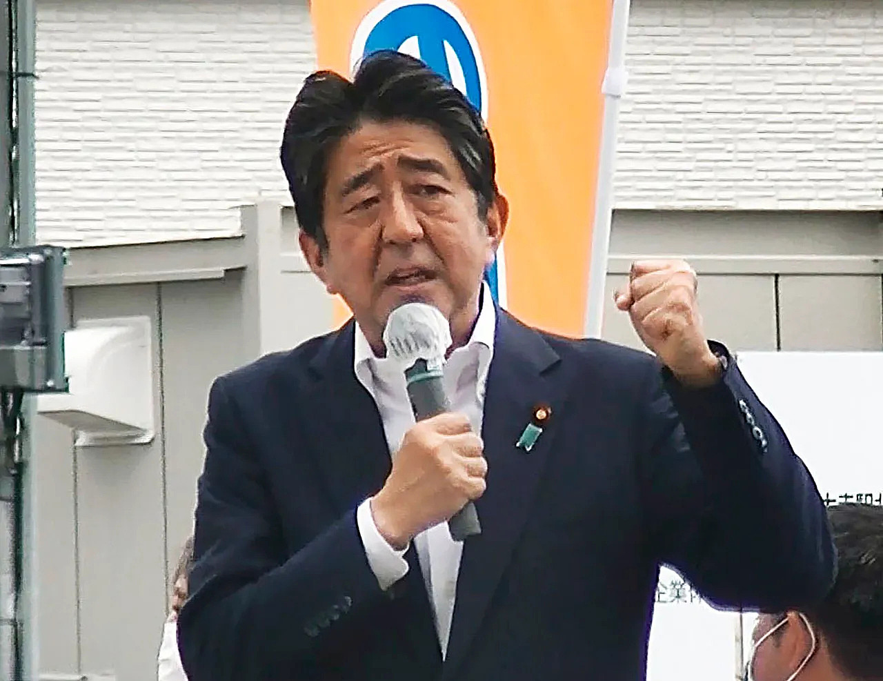 日本前首相安倍晋三2022年7月8日在奈良县助选的画面。 他后来遭人从背后以土制手枪暗杀，送医抢救不治。 美联社