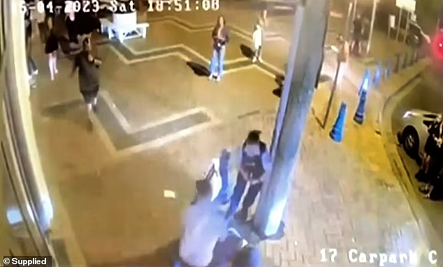 “爬电线杆上遮阳蓬”！悉尼男子进餐厅被拒，另辟蹊径不慎坠楼（视频/组图） - 2