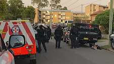 悉尼西南区突传枪响！大批警员包围公寓楼，5人先后被捕（组图）