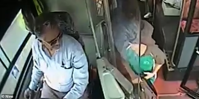 “你为什么不回家乡去？”悉尼巴士司机遭遇种歧，11岁男孩暖心挺身而出（视频/组图） - 3