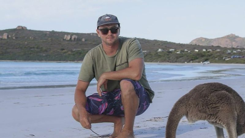 惊险！西澳男子冲浪遭鲨鱼袭击，右臂被咬伤（图） - 2