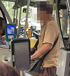 新加坡一男子在巴士上盯着美女自慰！女乘客被吓到：他动作超级大，呻吟声也很大（组图）