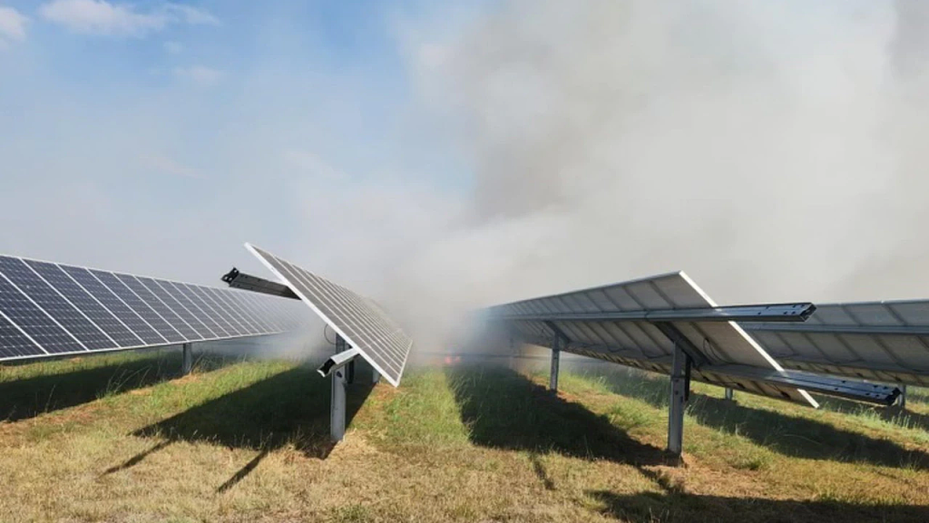 新州太阳能发电站起火，烟雾弥漫！消防员正全力灭火（组图） - 3