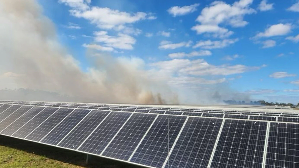 新州太阳能发电站起火，烟雾弥漫！消防员正全力灭火（组图） - 4